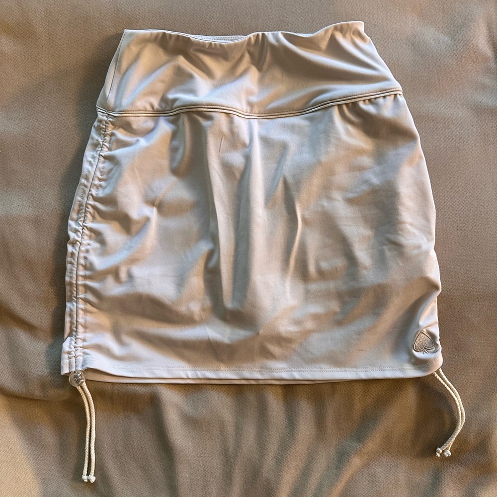 Alyn white golf skirt with built-in shorts and drawstring waist. Size: XS